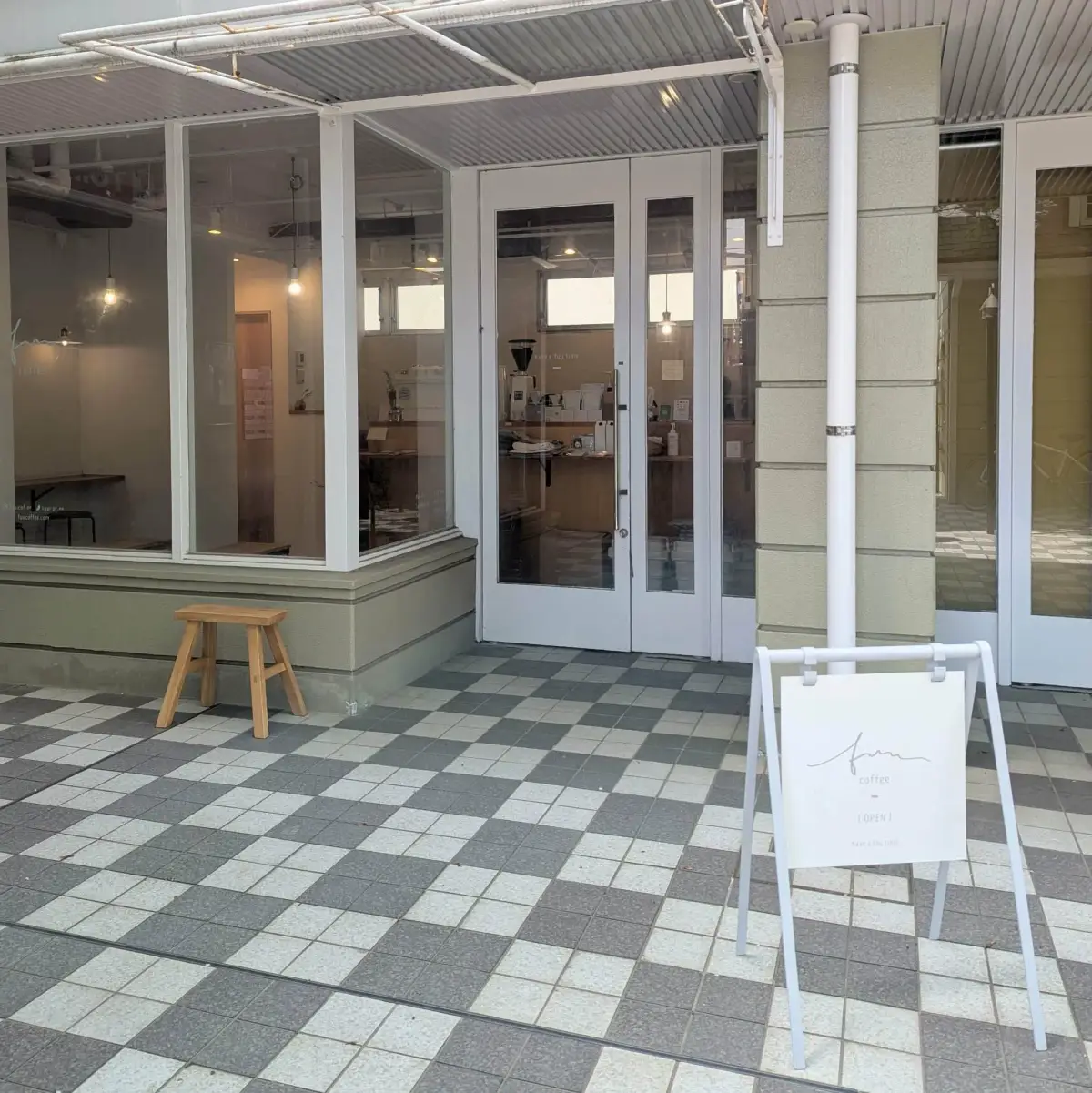 fuu coffeeの外観。白い扉の前に「OPEN」の立て看板が置かれている
