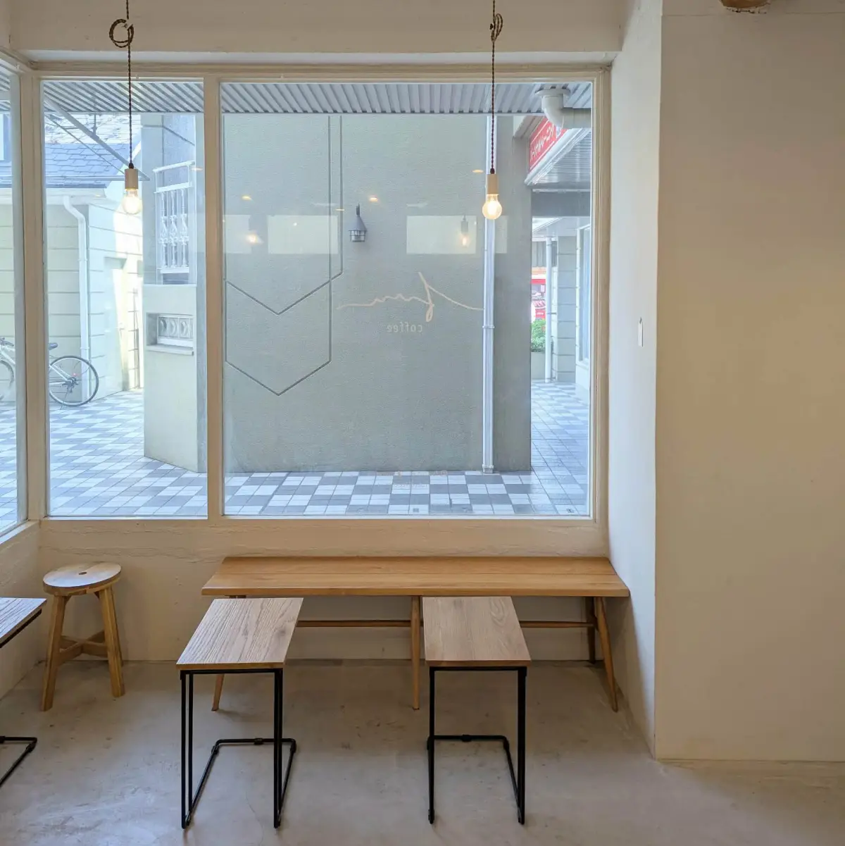 窓際にベンチとテーブルが並ぶfuu coffeeの店内