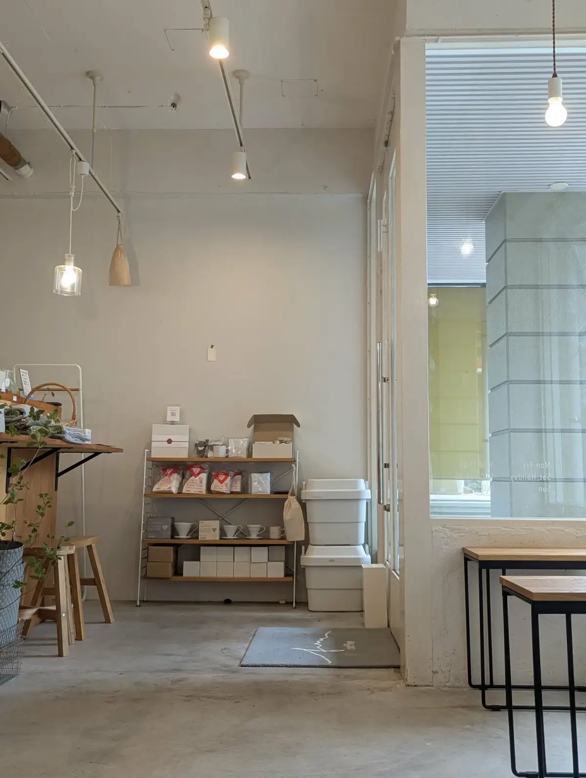ドリッパーやペーパーフィルターを並べた店内の物販棚