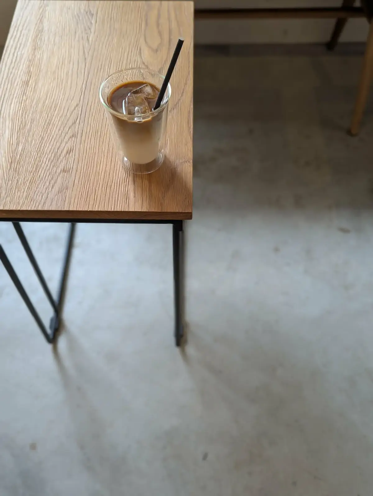 木のテーブルに置かれたアイスカフェラテ